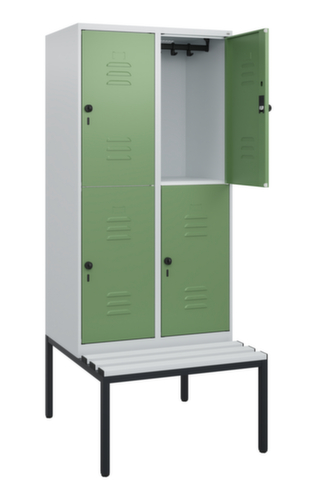 C+P Doppelstöckiger Spind Classic Plus mit Sitzbank, Abteilbreite 400 mm