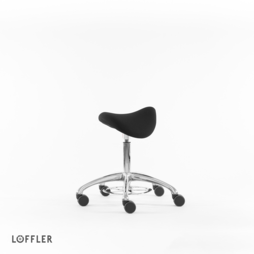 Löffler Sattelsitzhocker Sedlo mit Fußauslösung, Sitz schwarz, Rollen Standard 2 L