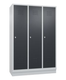 C+P Garderobenschrank Classic mit 3 Abteilen + Mitteltrennwand Türen geschlitzt, Abteilbreite 400 mm