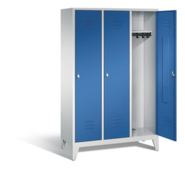 C+P Garderobenschrank Classic mit Lüftungsschlitzen und 3 Abteilen, Abteilbreite 400 mm