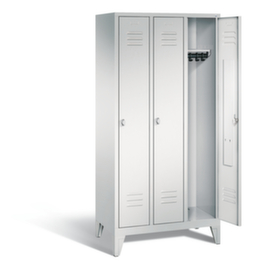 C+P Garderobenschrank Classic mit glatten Türen und 3 Abteilen, Abteilbreite 300 mm