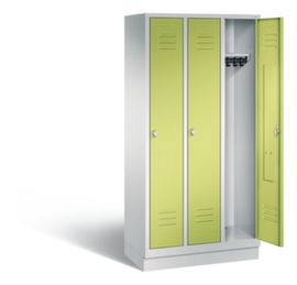 C+P Garderobenschrank Classic mit Lüftungsschlitzen und 3 Abteilen, Abteilbreite 300 mm