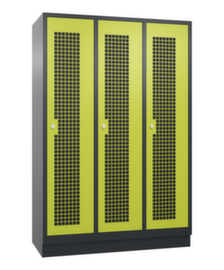 C+P Garderobenschrank Classic mit 3 Abteilen + Mitteltrennwand + Türen gelocht, Abteilbreite 400 mm