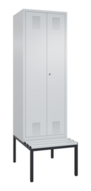 C+P Umkleideschrank Evolo mit untergebauter Sitzbank + 2 Abteile gemeinsam verschließbar, Abteilbreite 300 mm