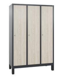 C+P Garderobenschrank Evolo mit 3 Abteilen + Dekortüren, Abteilbreite 400 mm