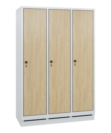 C+P Garderobenschrank Evolo mit 3 Abteilen + Dekortüren, Abteilbreite 400 mm