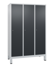 C+P Garderobenschrank Evolo mit 3 Abteilen - Türen glatt, Abteilbreite 400 mm