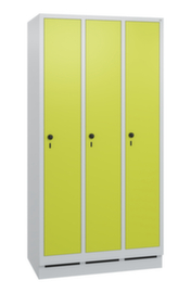 C+P Garderobenschrank Evolo mit 3 Abteilen - Türen glatt, Abteilbreite 300 mm