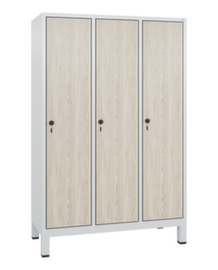 C+P Garderobenschrank Evolo mit 3 Abteilen + Dekortüren, Abteilbreite 400 mm