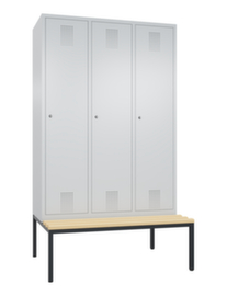 C+P Umkleideschrank Evolo mit untergebauter Sitzbank + 3 Abteile, Abteilbreite 400 mm