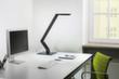 Luctra LED-Schreibtischleuchte Linear Table Base mit biologisch wirksamem Licht, Licht kalt- bis warmweiß - biologisch wirksames Licht, schwarz Milieu 1 S