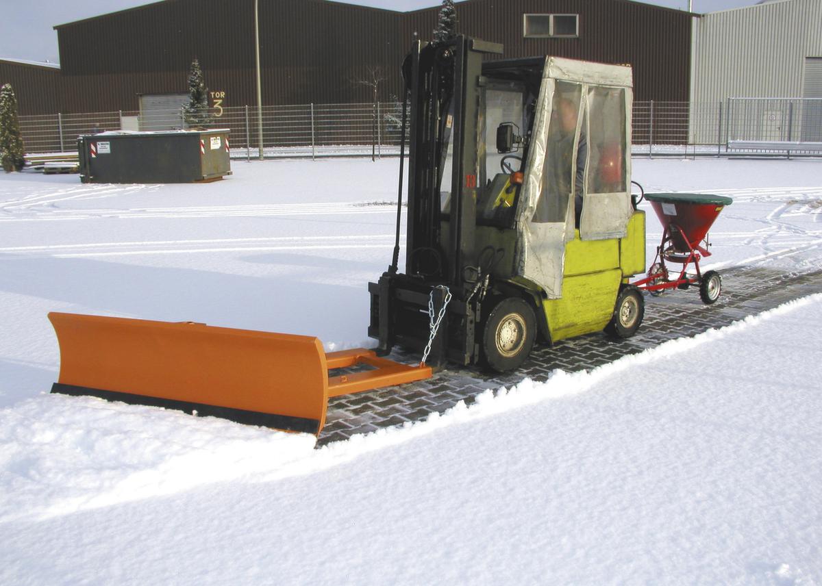 Bauer Schneeschieber in massiver Ausführung Milieu 1 ZOOM