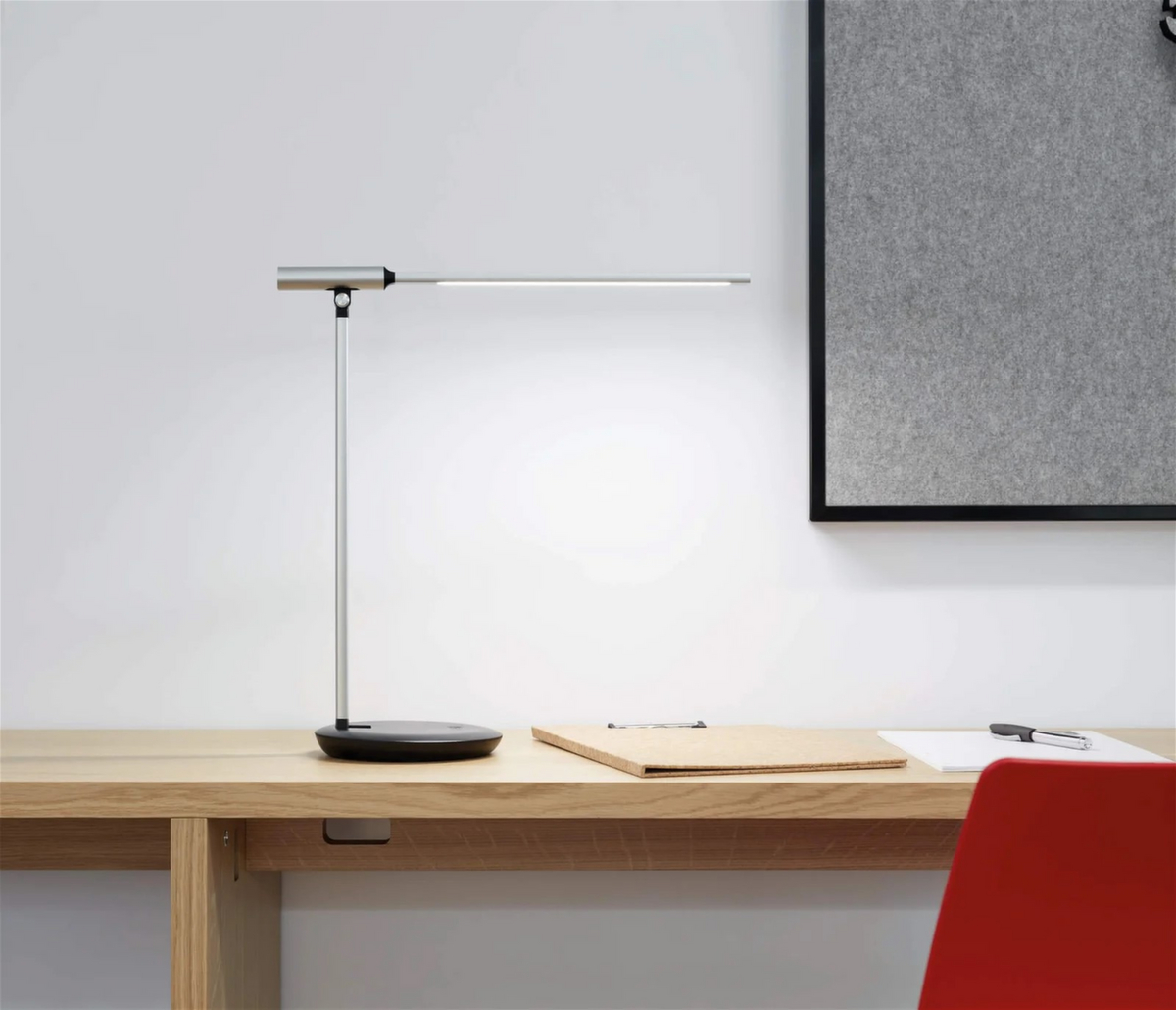 MAUL Dimmbare LED-Schreibtischleuchte MAULrubia colour vario, Licht kalt- bis warmweiß, silber/schwarz Milieu 1 ZOOM