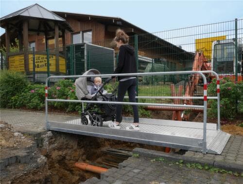 Schake Grabenbrücke mit Trittfläche aus Aluminium, Länge x Breite 3200 x 1000 mm